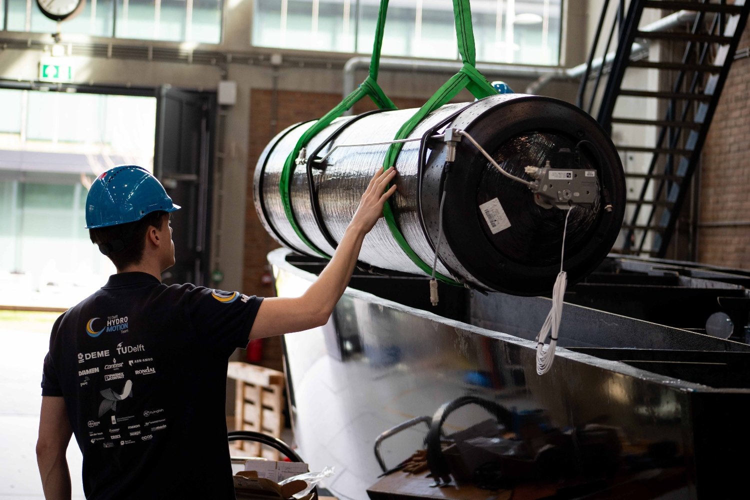 hydrogen tank being lowered in the hull of TU DElft's prototype hydrogen boat. 